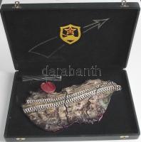 1991. Június 30. "Hazánk Szabad / A Szovjet kivonulás emlékére" nagyméretű díszes országplakettel (29cm), viaszpecséttel adományozói díszdobozban és Kéri Kálmán vezérezredes által aláírt kísérőlevéllel T:1- (pecsét sérült)