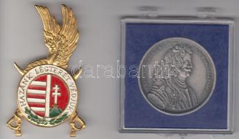 1985. "Szécsény - II. Rákóczi Ferenc Emlékére Rodostó 1753" fém emlékérem (42mm) plasztik tokban T:1 + "Hazánk légterét védjük" festett plakett T:2