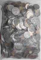Vegyes magyar és külföldi fémpénz tétel 1kg-os súlyban T:vegyes