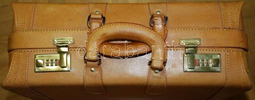 Valódi bőr bőrönd számzárral, szép állapotban /  Leather suitcase with combination lock, good condition, 45x40x17cm