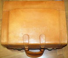 Valódi bőr bőrönd számzárral, szép állapotban / 
Leather suitcase with combination lock, good condit...
