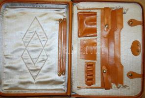 Valódi bőr bőrönd számzárral, szép állapotban / 
Leather suitcase with combination lock, good condit...