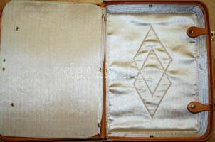 Valódi bőr bőrönd számzárral, szép állapotban / 
Leather suitcase with combination lock, good condit...