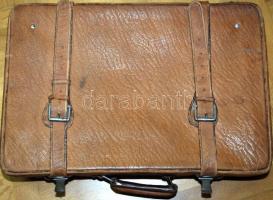 Háború előtti bőr utazótáska hozzá tartozó, eredeti pipere-felszereléssel (üvegcsék, hajkefe, zsilet...