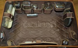Háború előtti bőr utazótáska hozzá tartozó, eredeti pipere-felszereléssel (üvegcsék, hajkefe, zsilet...
