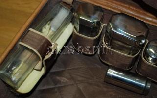 Háború előtti bőr utazótáska hozzá tartozó, eredeti pipere-felszereléssel (üvegcsék, hajkefe, zsilet...