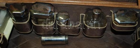 Háború előtti bőr utazótáska hozzá tartozó, eredeti pipere-felszereléssel (üvegcsék, hajkefe, zsilet...