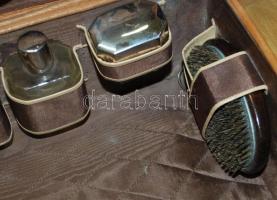 Háború előtti bőr utazótáska hozzá tartozó, eredeti pipere-felszereléssel (üvegcsék, hajkefe, zsilet...