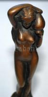 Korsót vivő női akt szobor, bronz, jelzés nélkül m: 14 cm, fa talapzattal