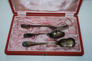 A Teleki család címerének szívpajzsával díszített aranyozott ezüst keresztelő készlete, a kés hiányz...