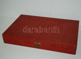 A Teleki család címerének szívpajzsával díszített aranyozott ezüst keresztelő készlete, a kés hiányz...