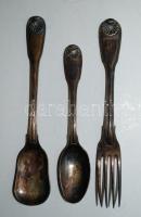 A Teleki család címerének szívpajzsával díszített aranyozott ezüst keresztelő készlete, a kés hiányz...