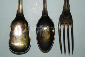 A Teleki család címerének szívpajzsával díszített aranyozott ezüst keresztelő készlete, a kés hiányz...