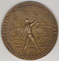 Modern nagyalakú bronz plakett "Nemzetközi Gyermekrajz Kiállítás", díszdobozban T:2