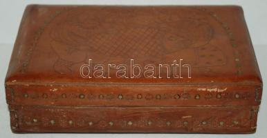 Egyedi díszítésű iparművész bőr doboz kis aranyozással, a Tannimpex Külkereskedelmi Vállalat emblémájával /  Leather box with individual decoration, 19x12x6cm