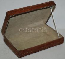 Egyedi díszítésű iparművész bőr doboz kis aranyozással, a Tannimpex Külkereskedelmi Vállalat emblémá...