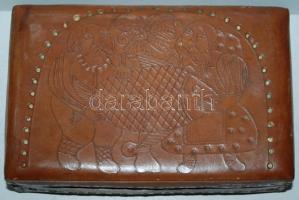 Egyedi díszítésű iparművész bőr doboz kis aranyozással, a Tannimpex Külkereskedelmi Vállalat emblémá...