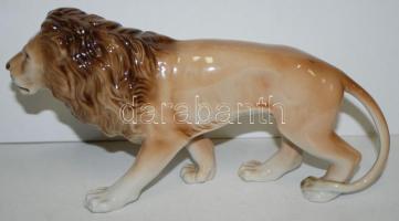 Figyelő oroszlán, csehszlovák porcelán, jelzett, h:23 cm, m: 12 cm