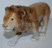 Figyelő oroszlán, csehszlovák porcelán, jelzett, h:23 cm, m: 12 cm