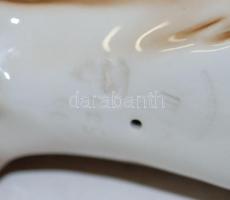 Figyelő oroszlán, csehszlovák porcelán, jelzett, h:23 cm, m: 12 cm