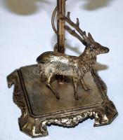 Szecessziós asztaldísz vadászoknak, figyelő szarvas a virágok alatt, alpakka, korának megfelelő álla...