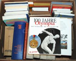 Könyv hagyaték tétel banános ládában, főleg külföldi modern útikönyvek, német értelmező szótár, lexi...