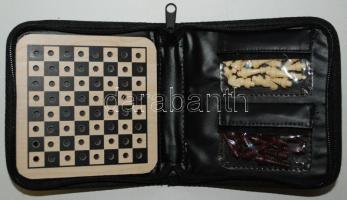 Úti sakk, praktikus cipzáros tokban, hiánytalan, jó állapotban