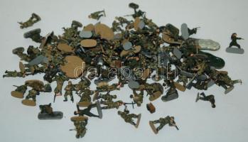 Több száz darab tereptárgy (katona) /  Several hundreds of model figures (toy soldiers)