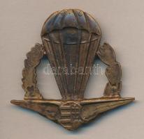 1948. Ejtőernyős teljesítményjelvény mesterugrók és oktatók számára Br jelvény, zománcozott részek hiányoznak T:2- Hungary 1948. Parachute badge for masters and trainers, Br badge, enamelled parts are missing C:VF