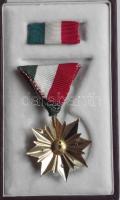 1956-1963. "A Magyar Népköztársaság Zászlórendjének V. fokozata" aranyozott kitüntetés sza...