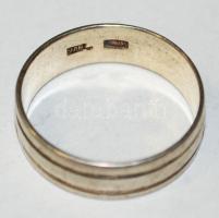 Ezüst (Ag) karikagyűrű vésett vonalakkal díszítve / 
Silver ring, size: 52, 2,4gr