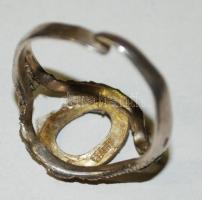 Kis ezüst (Ag) tétel: 2db karikagyűrű, egy sérült gyűrű és egy lánc / 
Little silver jewellery lot, ...