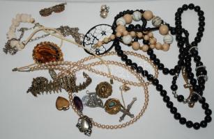 Kis bizsu tétel gyöngysorokkal, brossokkal, stb. / Little costume jewelry lot