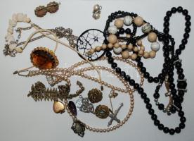 Kis bizsu tétel gyöngysorokkal, brossokkal, stb. /
Little costume jewelry lot