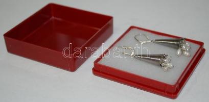 Ezüst (Ag) fülbevaló édesvizi tenyésztett gyöngyökkel / 
A pair of silver earrings with cultured fre...