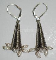 Ezüst (Ag) fülbevaló édesvizi tenyésztett gyöngyökkel / 
A pair of silver earrings with cultured fre...