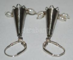 Ezüst (Ag) fülbevaló édesvizi tenyésztett gyöngyökkel / 
A pair of silver earrings with cultured fre...