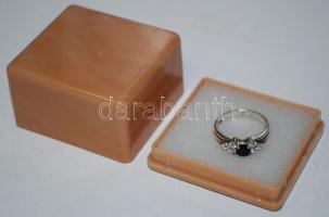 Ezüst (Ag) gyűrű fekete zafírral és cirkóniákkal díszítve / 
Silver ring with black sapphire and bad...