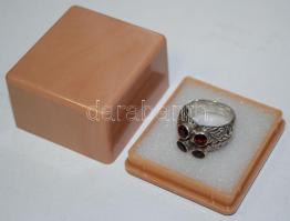 Ezüst (Ag) gyűrű gránátokkal díszítve / 
Silver ring with garnets, size: 52, br: 10gr