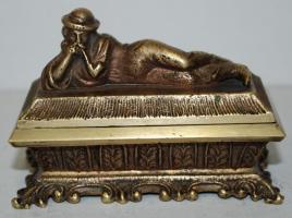 Bronz mini ládika, pipázó legénnyel a tetején,  m:6 cm, h:9 cm sz:5 cm