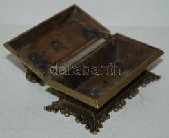 Bronz mini ládika, pipázó legénnyel a tetején, 
m:6 cm, h:9 cm sz:5 cm