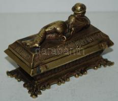Bronz mini ládika, pipázó legénnyel a tetején, 
m:6 cm, h:9 cm sz:5 cm