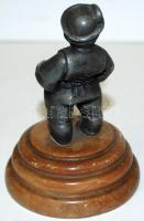 Cca 1900 kisfiú zsebre tett kézzel, spiáter, jelzés nélkül, alabástrom talapzaton