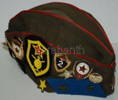 Orosz tiszti sapka (pilotka) jelvényekkel, gombokkal és karjelzésekkel /  USSR officer's cap with rank marks