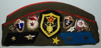 Orosz tiszti sapka (pilotka) jelvényekkel, gombokkal és karjelzésekkel / 
USSR officer's cap wi...