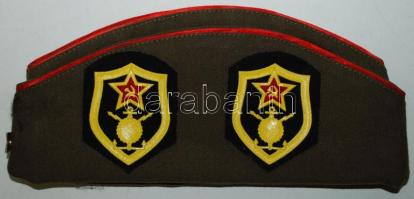 Orosz tiszti sapka (pilotka) jelvényekkel, gombokkal és karjelzésekkel / 
USSR officer's cap wi...