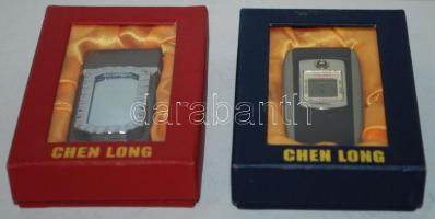 2db gázöngyújtó díszdobozban, az egyikben a WTC tornyokat ábrázoló világító képpel / 
Lighters