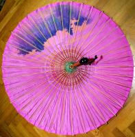 Cca 1950 kínai női napernyő, bambusz, selyem, jó állapotban, eredeti dobozában, m:53 cm, d:75 cm/
ch...