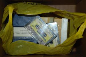 Vöröskeresztes propaganda-diák berakóban és 2db kazetta (az állatról emberre terjedő betegségekről, ...