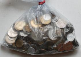 Vegyes külföldi fémpénz tétel 1kg-os súlyban T:vegyes Mixed metal coins, all 1kg C:mixed